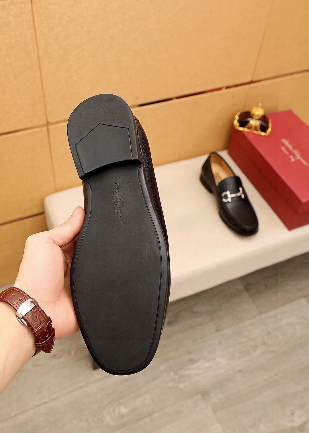 Men's shoes 💰480 💐 Product trademark: Ferragamo "Ferragamo" casual leather shoes Regular size: 38-44 (45🉑️customized) Product materials: Selected imported first-layer pebbled cowhide leather upper + luxury hardware buckle, imported water-dyed cowhide leather lining. Strong three-dimensional visual effect, original outsole color: 3⃣️seed leather materials available
